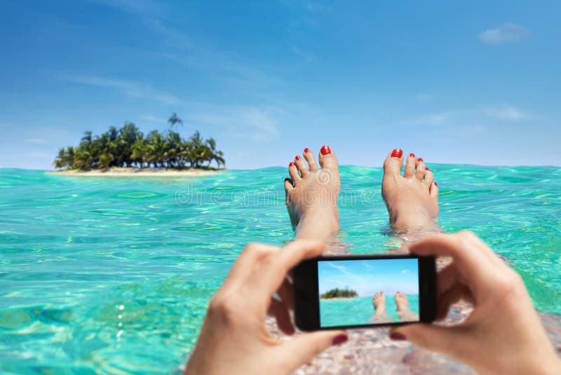 La mujer está tomando una imagen de vacaciones con el smartphone imagen de archivo libre de regalías La mujer está tomando una imagen de vacaciones con el smartphone imagen de archivo libre de regalías