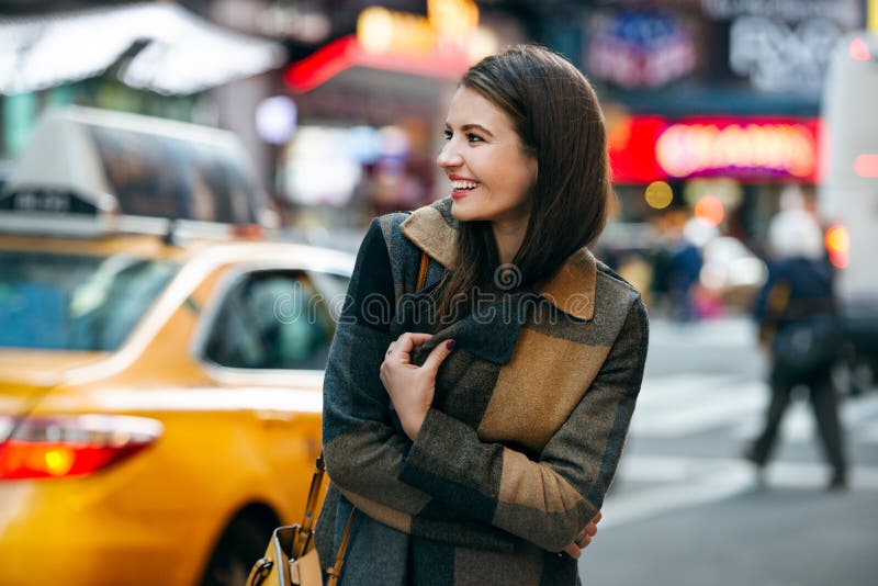 La mujer feliz disfruta del paseo el invierno en la calle y hacer de New York City compras de la Navidad imagenes de archivo La mujer feliz disfruta del paseo el invierno en la calle y hacer de New York City compras de la Navidad imagenes de archivo