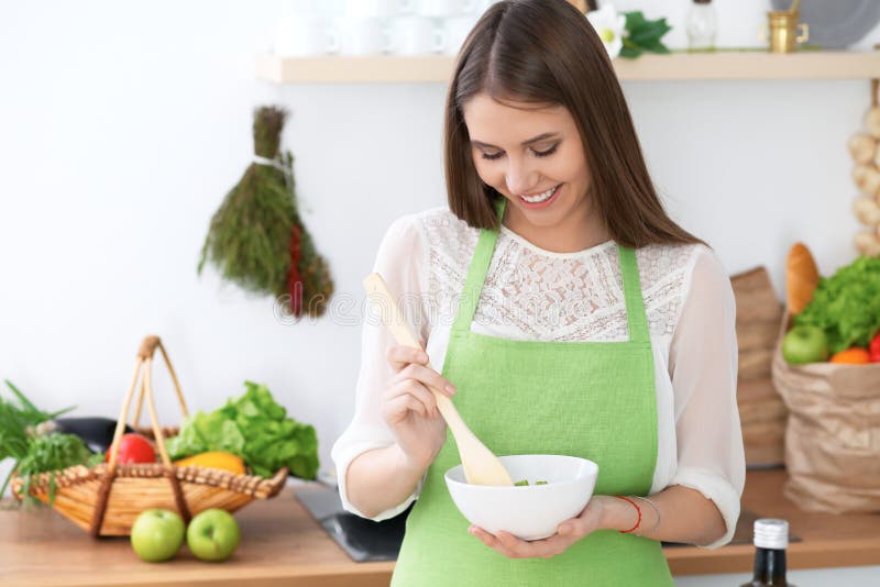 Resultado de imagen de mujer feliz cocinando