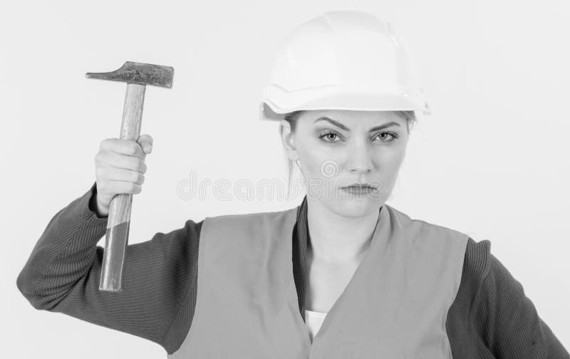 La mujer fuerte joven trabaja como constructor Concepto del feminismo fotografía de archivo La mujer fuerte joven trabaja como constructor Concepto del feminismo fotografía de archivo