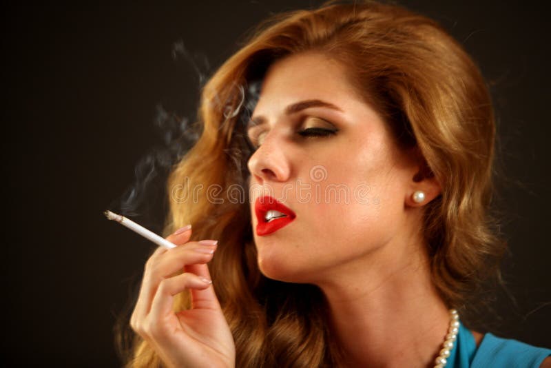 La mujer fuma la marijuana Muchacha que fuma el cigarrillo foto de archivo libre de regalías La mujer fuma la marijuana Muchacha que fuma el cigarrillo foto de archivo libre de regalías