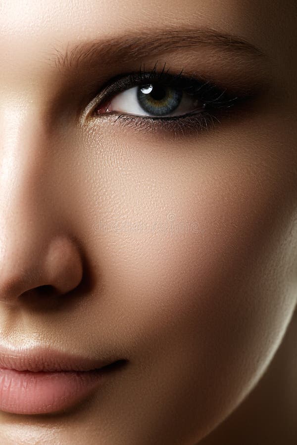 La mujer hermosa con brillante compone el ojo con maquillaje atractivo del trazador de líneas fotos de archivo libres de regalías La mujer hermosa con brillante compone el ojo con maquillaje atractivo del trazador de líneas fotos de archivo libres de regalías