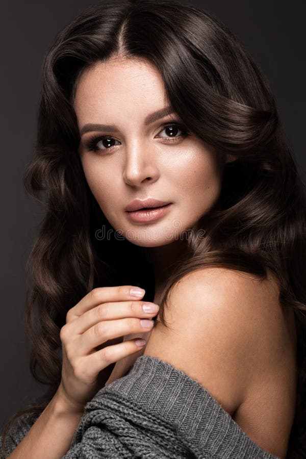 La mujer hermosa con la piel y el pelo sanos se encrespa, presentando en estudio Cara de la belleza foto de archivo libre de regalías La mujer hermosa con la piel y el pelo sanos se encrespa, presentando en estudio Cara de la belleza foto de archivo libre de regalías