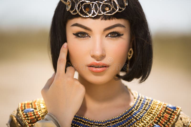 Repetido reinado Cortar La Mujer Hermosa Con Maquillaje De La Moda Y El Peinado Les Gusta La Reina Egipcia Cleopatra Al Aire Libre Contra Desierto Foto de archivo - Imagen de egipto, desierto: 74815002 Repetido reinado Cortar La Mujer Hermosa Con Maquillaje De La Moda Y El Peinado Les Gusta La Reina Egipcia Cleopatra Al Aire Libre Contra Desierto Foto de archivo - Imagen de egipto, desierto: 74815002