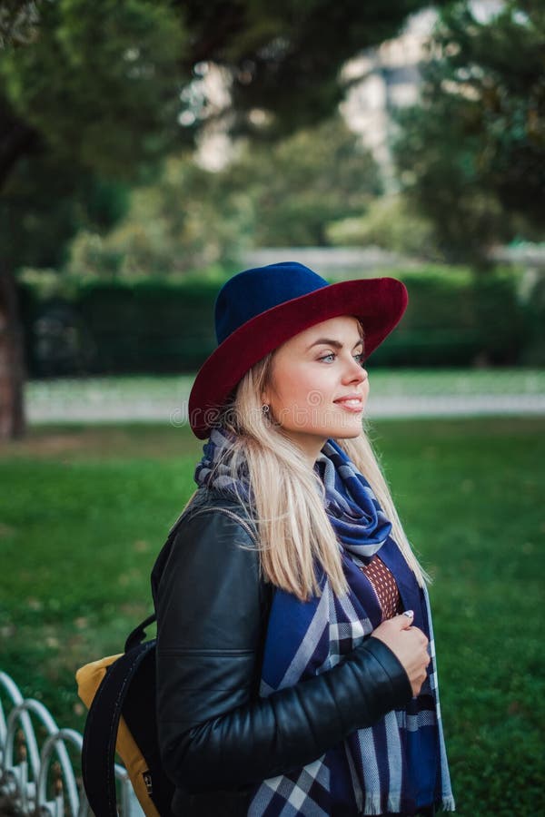 La mujer hermosa del pelo rubio disfruta de la primavera en parque verde foto de archivo libre de regalías La mujer hermosa del pelo rubio disfruta de la primavera en parque verde foto de archivo libre de regalías