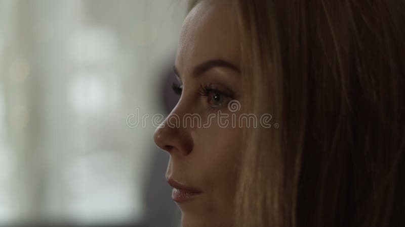 La mujer joven del retrato con el pelo rubio y el maquillaje perfecto perfilan la visión almacen de metraje de vídeo