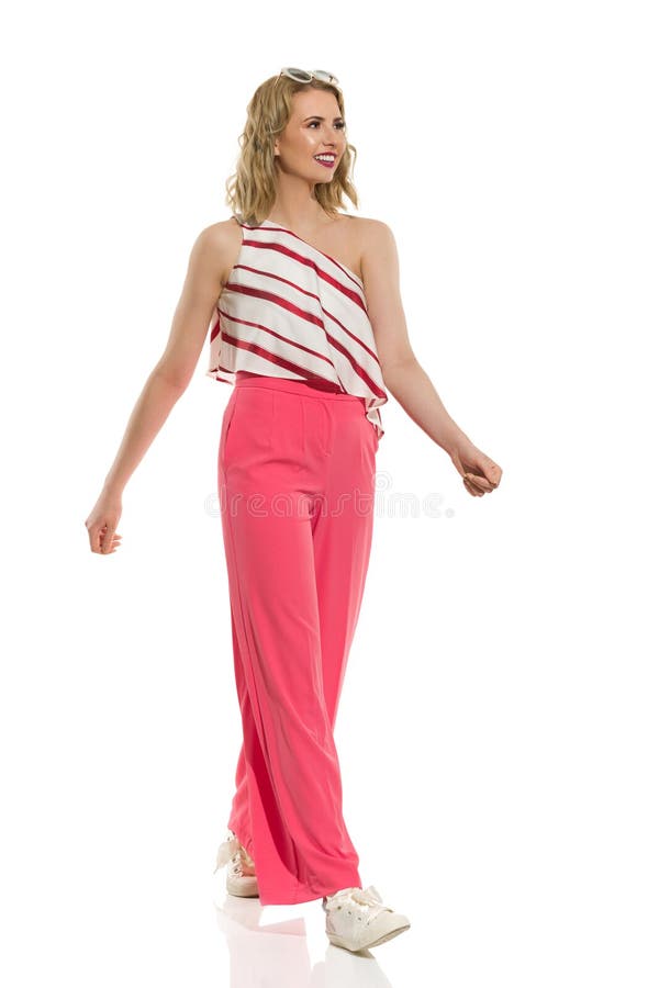 La Mujer Joven Elegante En Pantalones Flojos Rosados Es Se Va Y de archivo - Imagen de modelo, rubio: 144904223