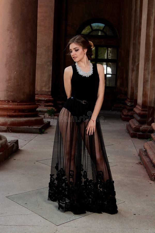 La Mujer Joven Está Llevando Un Vestido Negro Transparente Atractivo Retrato Moderno De La Joven Imagen de archivo - Imagen ropas, vestido: