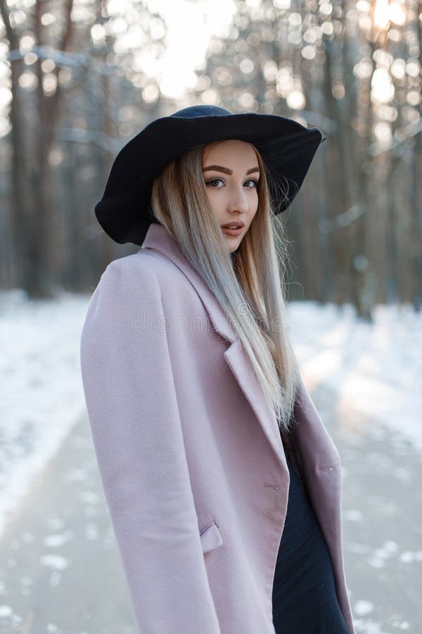 La Mujer Joven Hermosa Bonita En Ropa Elegante Del Encanto Del Invierno Entra En Un Elegante En Un Bosque Nevoso En Un D Imagen de archivo - de muchacha, manera: