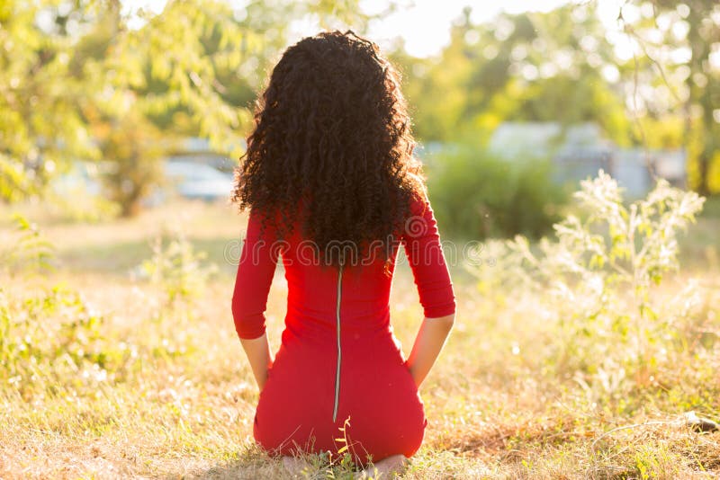La mujer joven hermosa feliz en vestido rojo se relaja en parque del verano Concepto de la libertad fotos de archivo La mujer joven hermosa feliz en vestido rojo se relaja en parque del verano Concepto de la libertad fotos de archivo