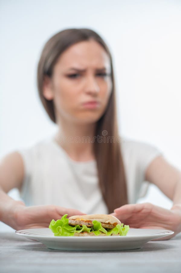 La Mujer Joven Hermosa No Quiere Comer Foto De Archivo Imagen De Alegre Gordo 55096256