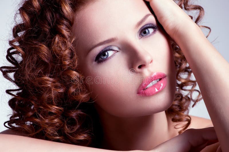 La mujer joven morena hermosa con brillante compone fotografía de archivo libre de regalías La mujer joven morena hermosa con brillante compone fotografía de archivo libre de regalías