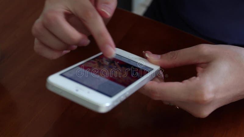 La mujer joven utiliza Facebook app metrajes