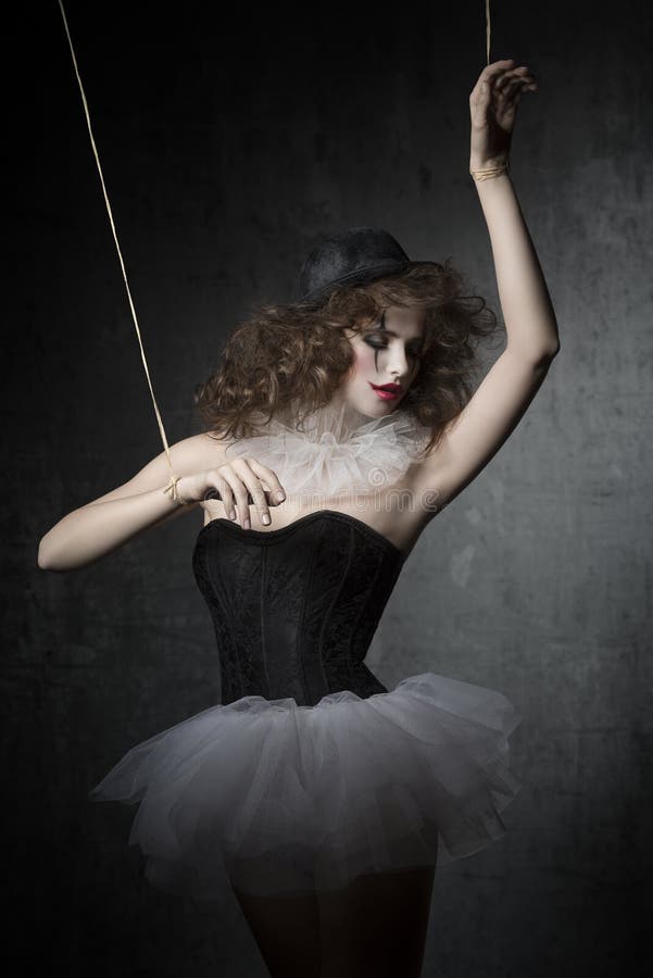 La mujer le gusta el bailarín gótico de la marioneta fotos de archivo La mujer le gusta el bailarín gótico de la marioneta fotos de archivo