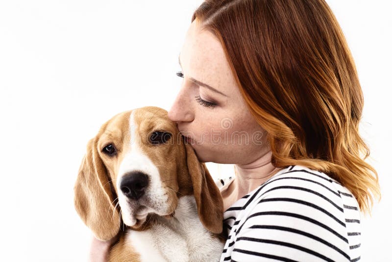 La mujer linda besa su perrito adorable foto de archivo libre de regalías La mujer linda besa su perrito adorable foto de archivo libre de regalías