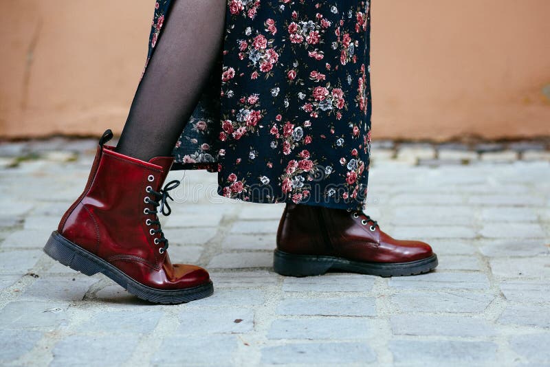 La Mujer Lleva Las Botas Rojo Oscuro Del Tobillo, Medias Oscuras Y Un Vestido Largo Florecido, Fotografiado a La Rodilla Imagen de archivo - Imagen de flores, belleza: 147397553 La Mujer Lleva Las Botas Rojo Oscuro Del Tobillo, Medias Oscuras Y Un Vestido Largo Florecido, Fotografiado a La Rodilla Imagen de archivo - Imagen de flores, belleza: 147397553