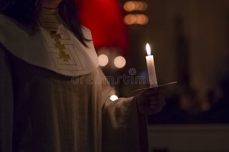 La Mujer Maneja Velas Con El Tradicional Hábito Religioso De Vestir En La  Iglesia Celebración Del Día De Lucia En Suecia Foto de archivo - Imagen de  llama, europa: 167004414