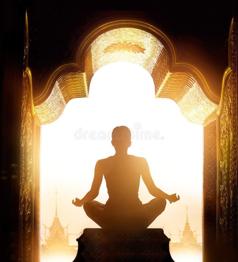 La mujer meditaba en el arco del santuario del oro por la mañana