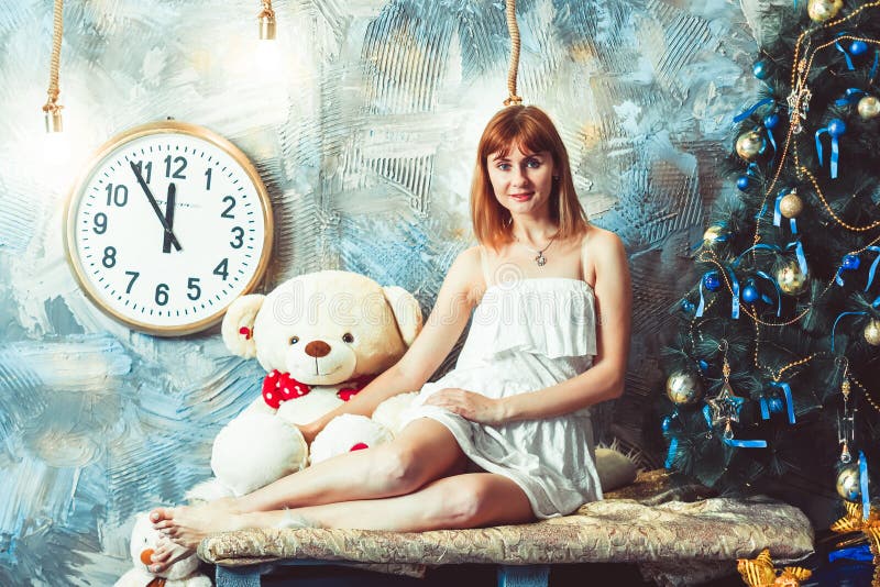 La mujer mira la Navidad fotos de archivo La mujer mira la Navidad fotos de archivo