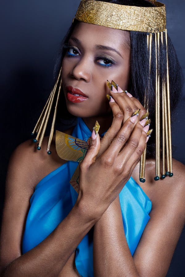 La Mujer Negra De La Muchacha De Piel Morena Hermosa En La Imagen De La Reina Egipcia Con Maquillaje Brillante De Los Labios Rojo Foto de archivo - Imagen de lindo, alineada: La Mujer Negra De La Muchacha De Piel Morena Hermosa En La Imagen De La Reina Egipcia Con Maquillaje Brillante De Los Labios Rojo Foto de archivo - Imagen de lindo, alineada: