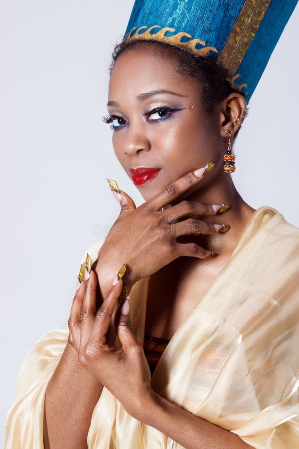 La Mujer Negra De La Muchacha De Piel Morena Hermosa En La Imagen De La Reina Egipcia Con Maquillaje Brillante De Los Labios Rojo Foto de archivo - Imagen de manera, cara: La Mujer Negra De La Muchacha De Piel Morena Hermosa En La Imagen De La Reina Egipcia Con Maquillaje Brillante De Los Labios Rojo Foto de archivo - Imagen de manera, cara: