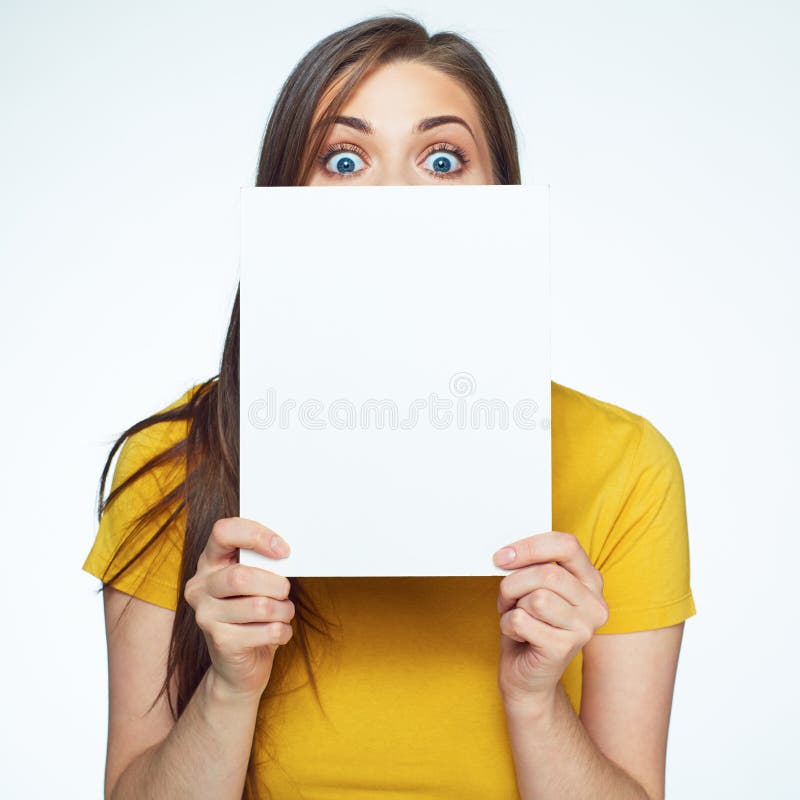 La mujer oculta la cara detrás del tablero blanco de la muestra imagenes de archivo La mujer oculta la cara detrás del tablero blanco de la muestra imagenes de archivo