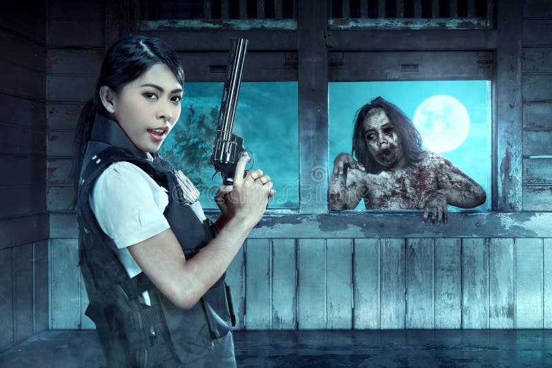 La mujer policía asiática con el arma en su mano hace frente a los zombis en el carro viejo imagen de archivo La mujer policía asiática con el arma en su mano hace frente a los zombis en el carro viejo imagen de archivo