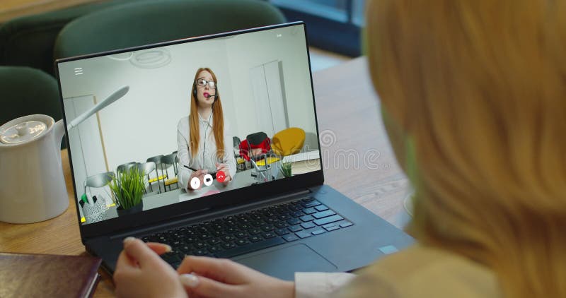 La mujer que estudia en casa la oficina en línea en conferencia que la computadora portátil de vídeo de la llamada habla comunica almacen de metraje de vídeo