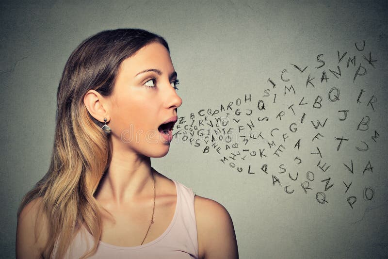 La mujer que habla con alfabeto pone letras a salir su boca fotos de archivo La mujer que habla con alfabeto pone letras a salir su boca fotos de archivo