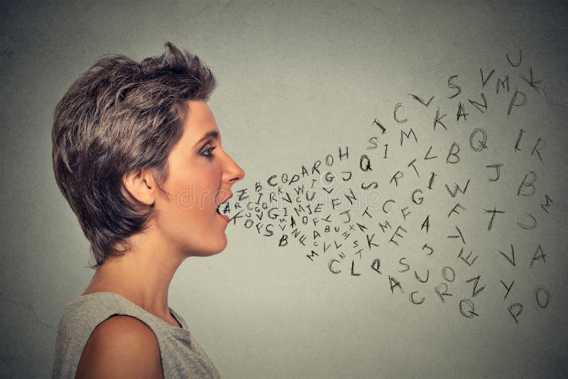 La mujer que habla con alfabeto pone letras a salir su boca foto de archivo libre de regalías La mujer que habla con alfabeto pone letras a salir su boca foto de archivo libre de regalías