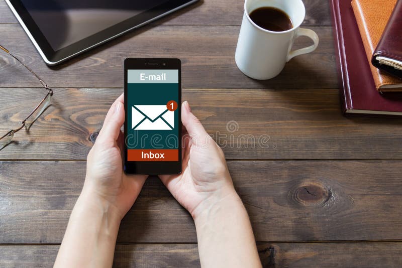 La mujer recibió un email en línea en un teléfono móvil Icono en línea del mensaje imagen de archivo libre de regalías La mujer recibió un email en línea en un teléfono móvil Icono en línea del mensaje imagen de archivo libre de regalías