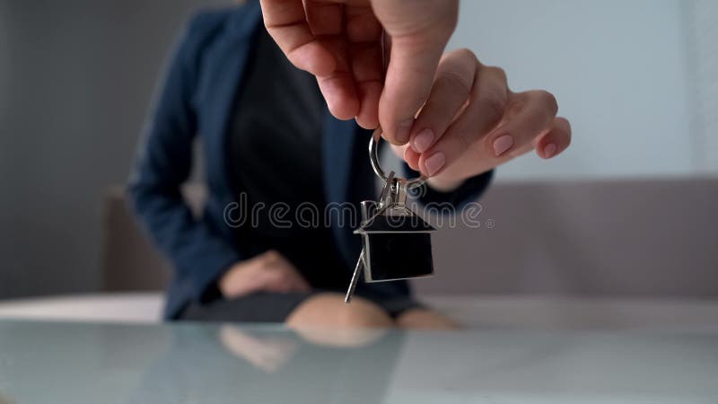 La mujer rica que toma llaves forma el agente inmobiliario, el nuevo apartamento de compra o la oficina foto de archivo libre de regalías La mujer rica que toma llaves forma el agente inmobiliario, el nuevo apartamento de compra o la oficina foto de archivo libre de regalías