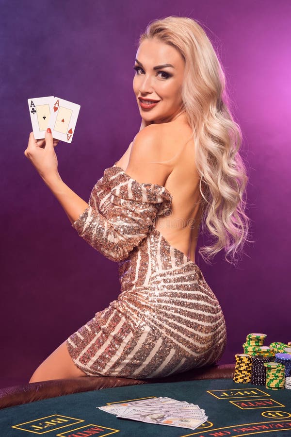 La mujer rubia con un peinado perfecto y un maquillaje brillante está presentando con los naipes en sus manos Casino, p?ker fotografía de archivo libre de regalías La mujer rubia con un peinado perfecto y un maquillaje brillante está presentando con los naipes en sus manos Casino, p?ker fotografía de archivo libre de regalías