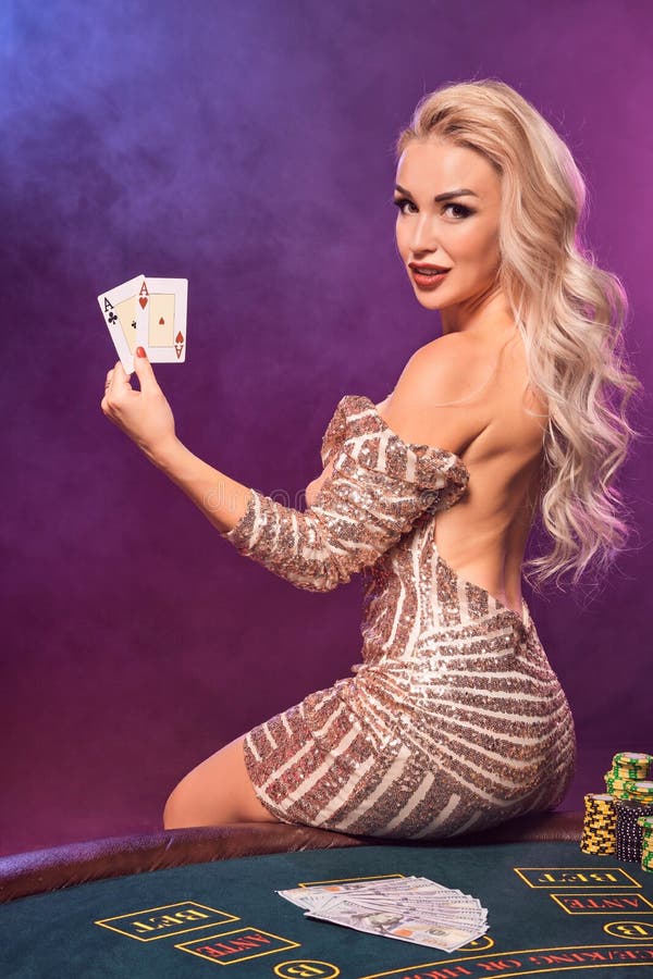 La mujer rubia con un peinado perfecto y un maquillaje brillante está presentando con los naipes en sus manos Casino, p?ker foto de archivo La mujer rubia con un peinado perfecto y un maquillaje brillante está presentando con los naipes en sus manos Casino, p?ker foto de archivo