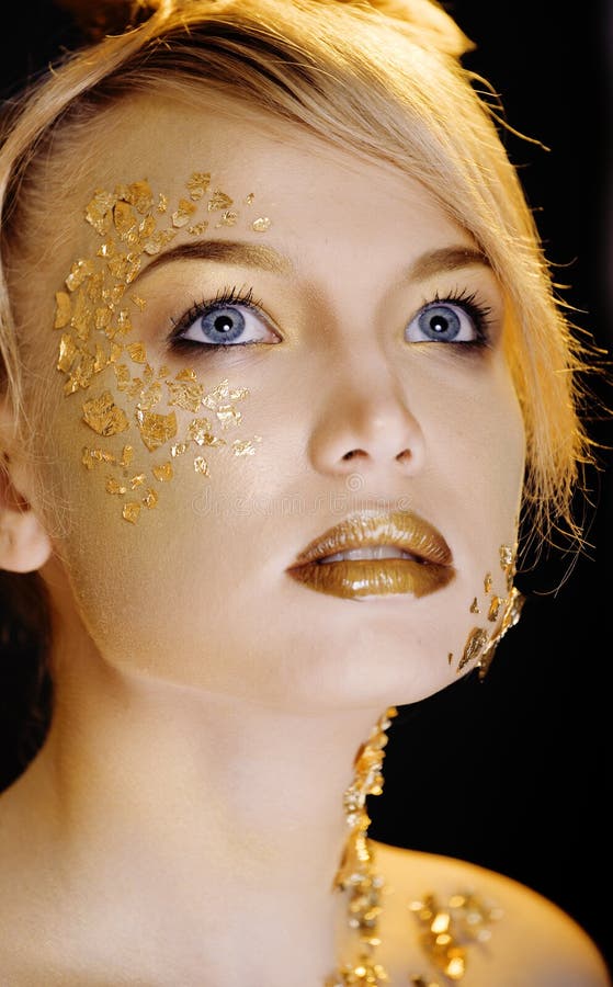La mujer rubia de la belleza con el oro creativo compone imágenes de archivo libres de regalías La mujer rubia de la belleza con el oro creativo compone imágenes de archivo libres de regalías