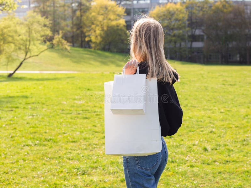 La mujer rubia hermosa con las gafas de sol disfruta de las compras Consumerismo, mofa que hace compras para arriba, concepto de foto de archivo La mujer rubia hermosa con las gafas de sol disfruta de las compras Consumerismo, mofa que hace compras para arriba, concepto de foto de archivo