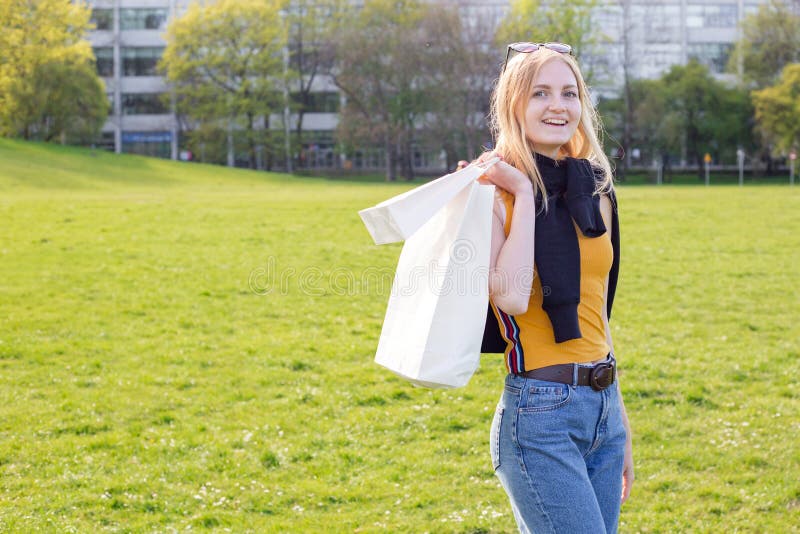 La mujer rubia hermosa disfruta de las compras Consumerismo, mofa que hace compras para arriba, concepto de la forma de vida foto de archivo La mujer rubia hermosa disfruta de las compras Consumerismo, mofa que hace compras para arriba, concepto de la forma de vida foto de archivo