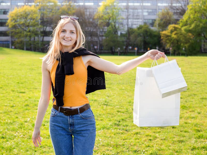 La mujer rubia hermosa disfruta de las compras Consumerismo, mofa que hace compras para arriba, concepto de la forma de vida imagenes de archivo La mujer rubia hermosa disfruta de las compras Consumerismo, mofa que hace compras para arriba, concepto de la forma de vida imagenes de archivo