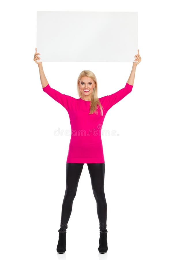La mujer rubia hermosa está sosteniendo el cartel blanco sobre su cabeza fotos de archivo libres de regalías La mujer rubia hermosa está sosteniendo el cartel blanco sobre su cabeza fotos de archivo libres de regalías