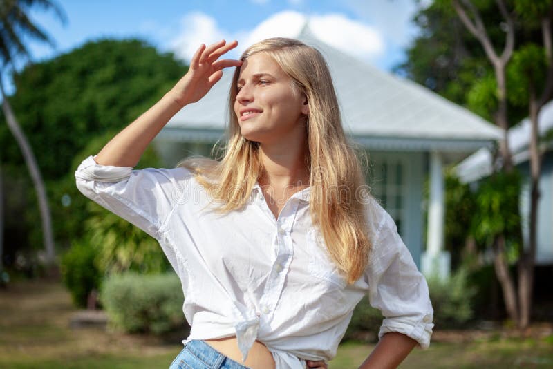 La mujer rubia joven hermosa en el césped verde del verano, disfruta de la primavera del sol y del verano imágenes de archivo libres de regalías La mujer rubia joven hermosa en el césped verde del verano, disfruta de la primavera del sol y del verano imágenes de archivo libres de regalías