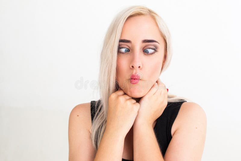 La mujer rubia loca hace el estrabismo para la diversión fotografía de archivo libre de regalías La mujer rubia loca hace el estrabismo para la diversión fotografía de archivo libre de regalías