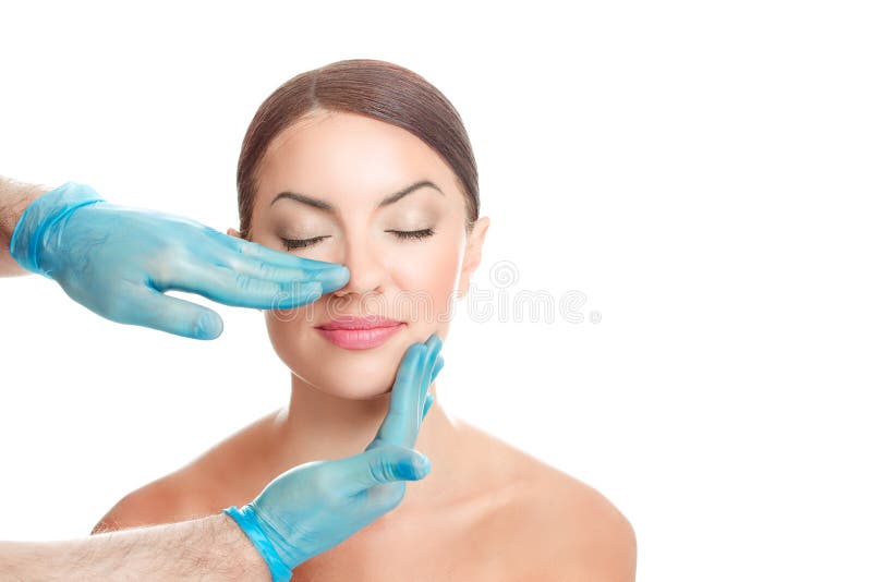 La mujer se está preparando para la cirugía de la nariz, fondo blanco imagen de archivo La mujer se está preparando para la cirugía de la nariz, fondo blanco imagen de archivo