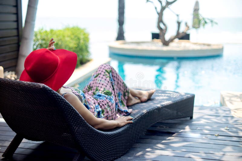 la mujer se relaja en piscina cercana sunbed fotografía de archivo la mujer se relaja en piscina cercana sunbed fotografía de archivo