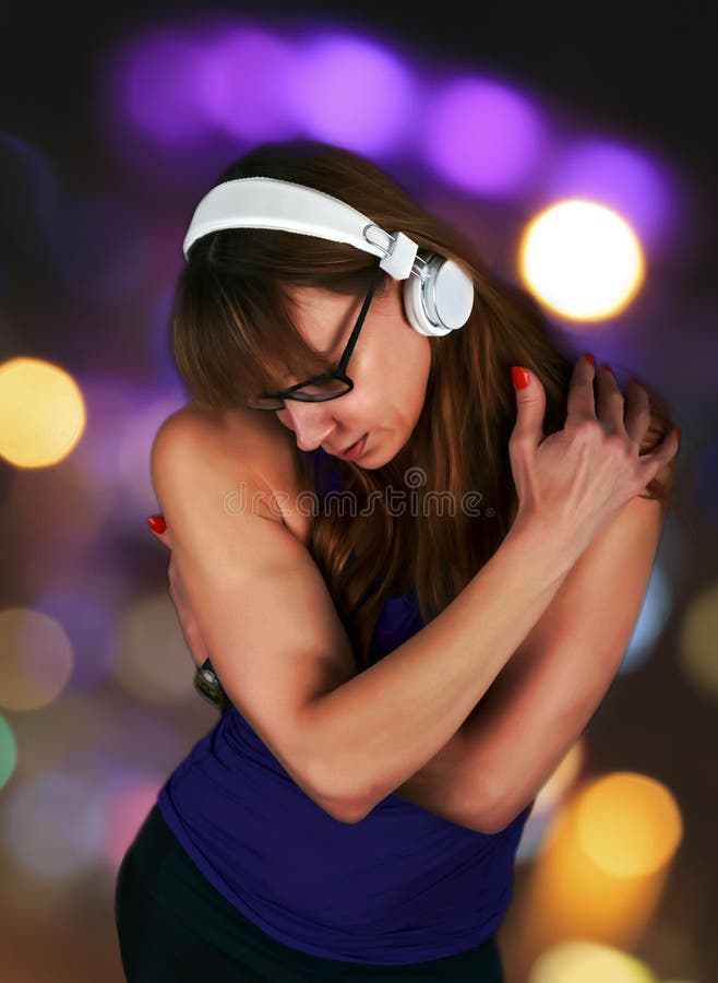 La mujer sensual perdió en escuchar la música que abrazaba el herselff foto de archivo libre de regalías La mujer sensual perdió en escuchar la música que abrazaba el herselff foto de archivo libre de regalías
