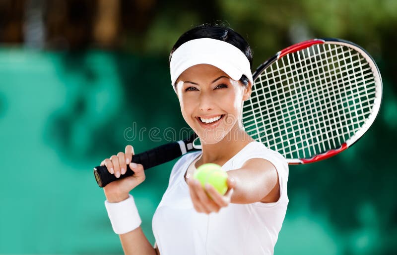 La mujer sirve la pelota de tenis imágenes de archivo libres de regalías La mujer sirve la pelota de tenis imágenes de archivo libres de regalías