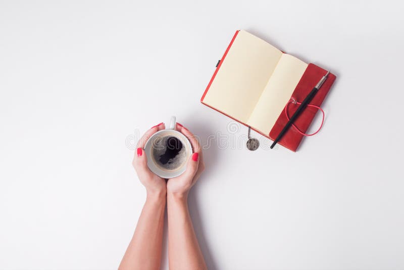 La mujer sostiene la taza de café fotografía de archivo La mujer sostiene la taza de café fotografía de archivo