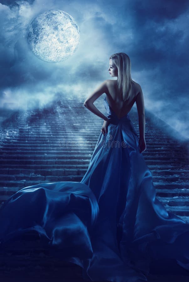 La mujer sube para arriba las escaleras al cielo de la luna de la fantasía, muchacha de hadas de la noche foto de archivo La mujer sube para arriba las escaleras al cielo de la luna de la fantasía, muchacha de hadas de la noche foto de archivo