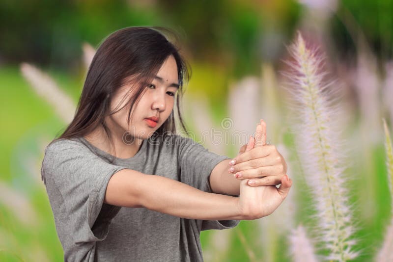 La mujer sufre del dolor de la mu?eca, salud fotografía de archivo libre de regalías La mujer sufre del dolor de la mu?eca, salud fotografía de archivo libre de regalías