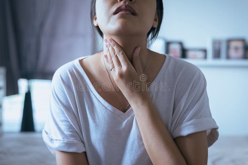 La mujer tiene una garganta dolorida, cuello conmovedor femenino con la mano, conceptos de la atención sanitaria fotos de archivo libres de regalías La mujer tiene una garganta dolorida, cuello conmovedor femenino con la mano, conceptos de la atención sanitaria fotos de archivo libres de regalías