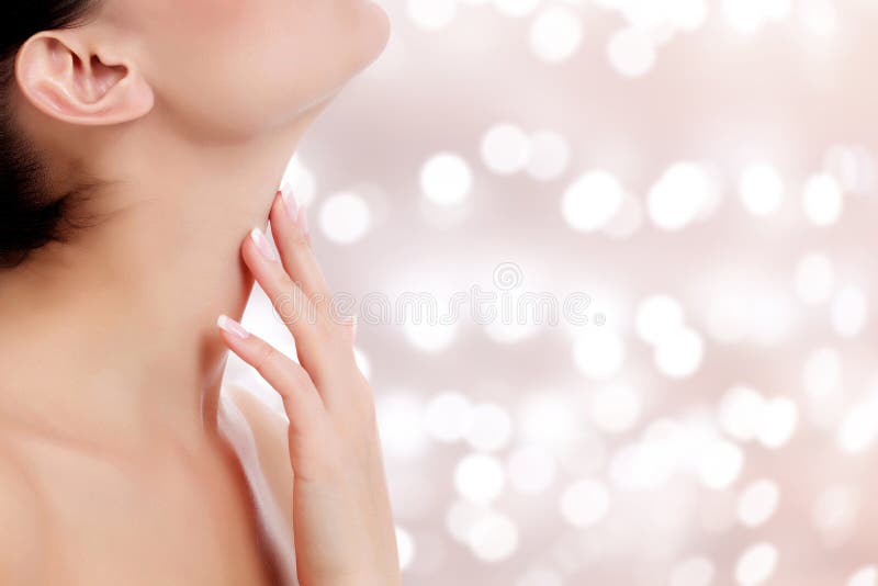 La mujer toca su cuello Concepto del cuidado de piel fotos de archivo libres de regalías La mujer toca su cuello Concepto del cuidado de piel fotos de archivo libres de regalías
